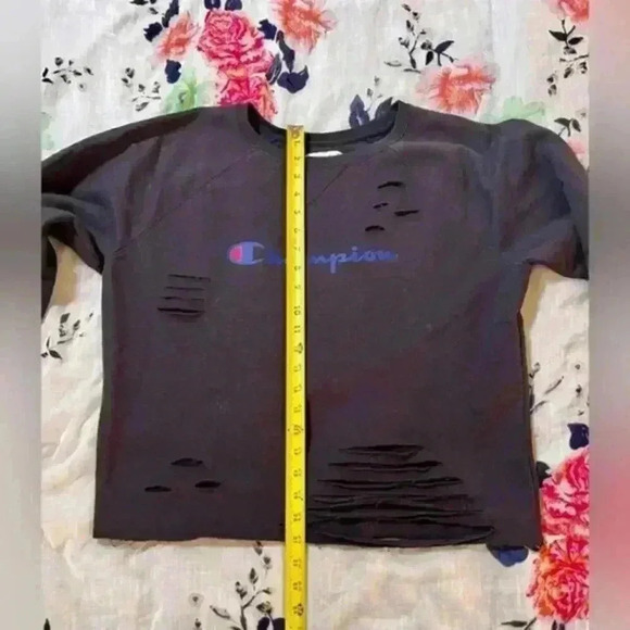 Classic Fleece Super Cropped and Distressed‎ Crew, C Logo Women's Size Large - Picture 4 of 5